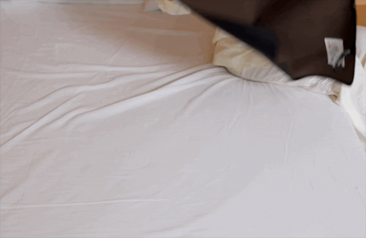 생리용 패드 사용 방식 또는 흡수 변화 과정을 나타내는 애니메이션 이미지