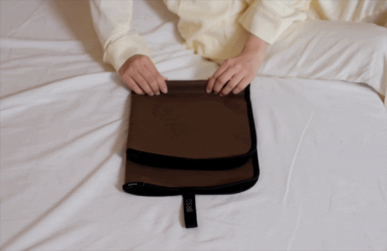 생리용 패드 성능 또는 변화 과정을 시각적으로 표현한 GIF 이미지